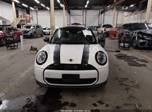 WMW13GD02S2X04672 2025 MINI HARDTOP White Vista interior trasera