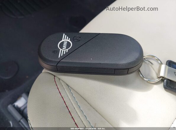 WMZ23GA00S7R09082 2025 MINI COUNTRYMAN Красный Вид панели приборов
