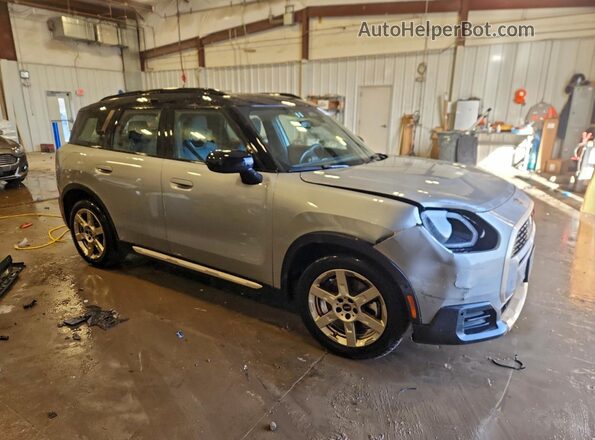 WMZ23GA08S7S29303 2025 MINI COUNTRYMAN Серебряный Передняя правая четверть