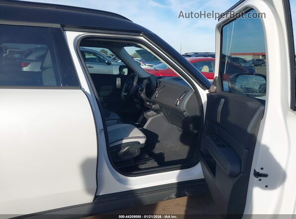 WMZ23GA09S7P42544 2025 MINI COUNTRYMAN Белый Вид салона спереди