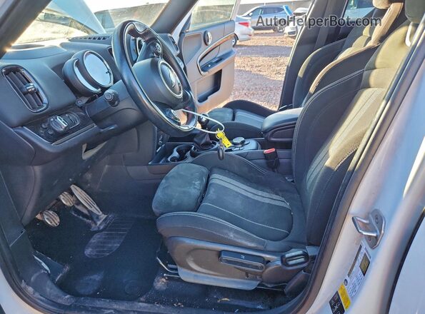 WMZYV9C34J3B92136 2018 MINI COOPER Белый Вид салона спереди