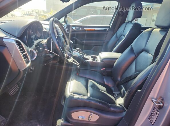 WP1AA2A20JKA01201 2018 PORSCHE CAYENNE Серебряный Вид салона спереди