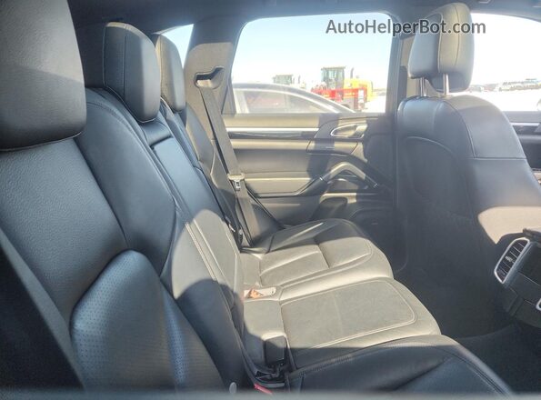WP1AA2A20JKA01201 2018 PORSCHE CAYENNE Серебряный Вид задней части салона