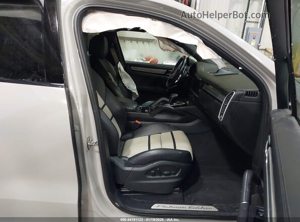 WP1AA2AY1NDA05689 2022 PORSCHE CAYENNE Серый Вид салона спереди