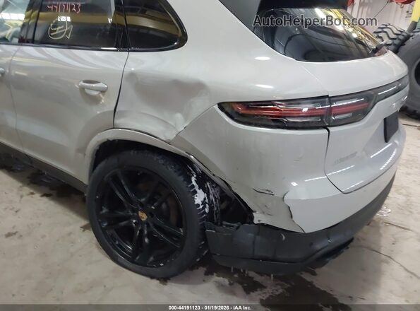 WP1AA2AY1NDA05689 2022 PORSCHE CAYENNE Серый Вид спереди