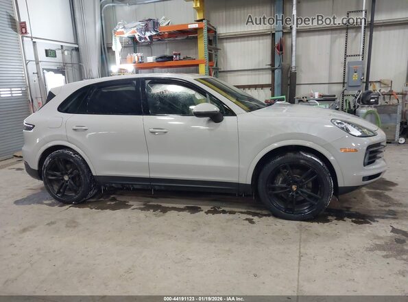 WP1AA2AY1NDA05689 2022 PORSCHE CAYENNE Серый Вид задней части салона