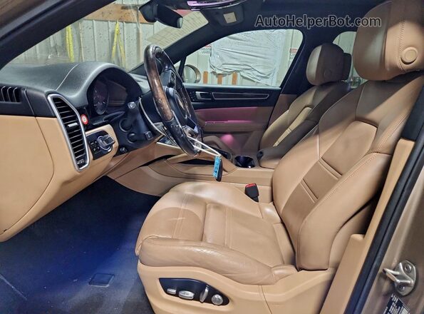 WP1AA2AY5KDA15248 2019 PORSCHE CAYENNE Желто-коричневый Вид салона спереди