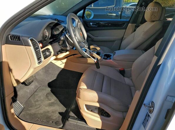WP1AA2AY8PDA04901 2023 PORSCHE CAYENNE White Widok wnętrza z przodu