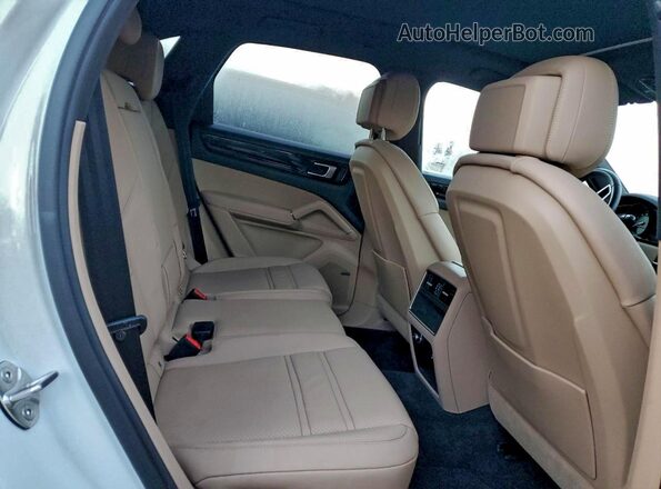 WP1AA2AY8PDA04901 2023 PORSCHE CAYENNE White Widok wnętrza z tyłu