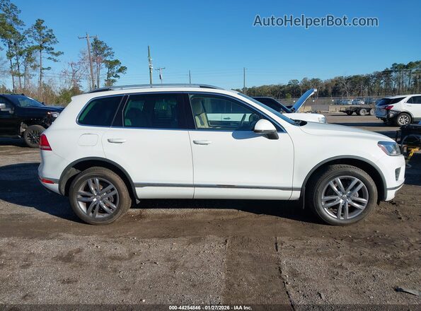 WVGEF9BP5GD010993 2016 VOLKSWAGEN TOUAREG Белый Вид задней части салона