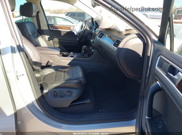 WVGEP9BP0GD001048 2016 VOLKSWAGEN TOUAREG Серебряный Вид салона спереди