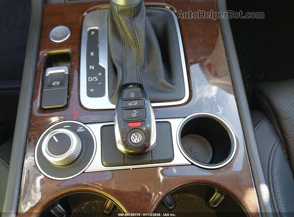 WVGEP9BP0GD001048 2016 VOLKSWAGEN TOUAREG Серебряный Вид панели приборов