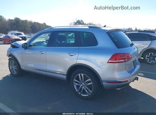 WVGEP9BP0GD001048 2016 VOLKSWAGEN TOUAREG Серебряный Панорамный вид салона 360°