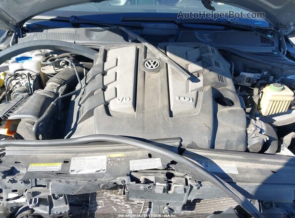 WVGEP9BP0GD001048 2016 VOLKSWAGEN TOUAREG Серебряный Вид сзади