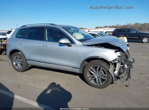 WVGEP9BP0GD001048 2016 VOLKSWAGEN TOUAREG Серебряный Вид задней части салона