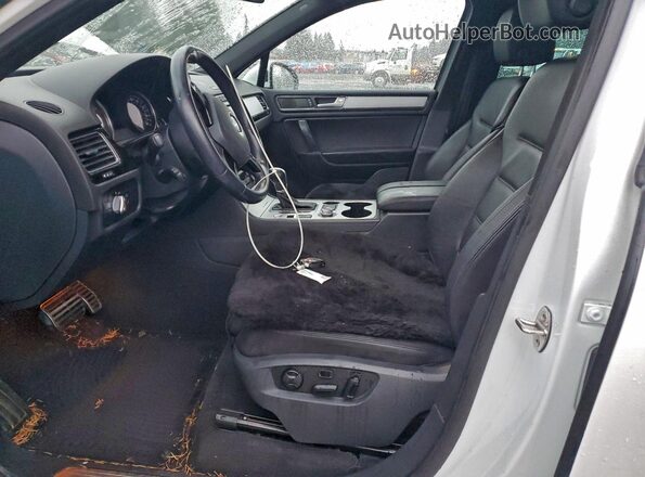 WVGRF7BP4HD002861 2017 VOLKSWAGEN TOUAREG Белый Вид салона спереди