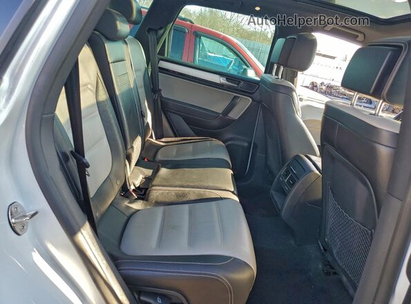 WVGRF7BP7HD003227 2017 VOLKSWAGEN TOUAREG Белый Вид задних сидений
