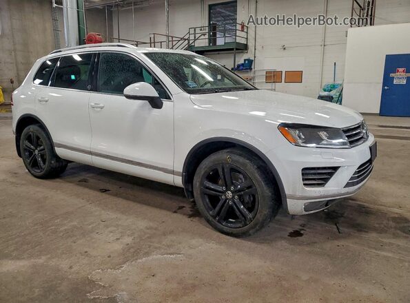 WVGRF7BP8HD006802 2017 VOLKSWAGEN TOUAREG Белый Передняя правая четверть