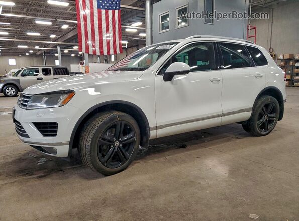 WVGRF7BP8HD006802 2017 VOLKSWAGEN TOUAREG Белый Передняя левая четверть