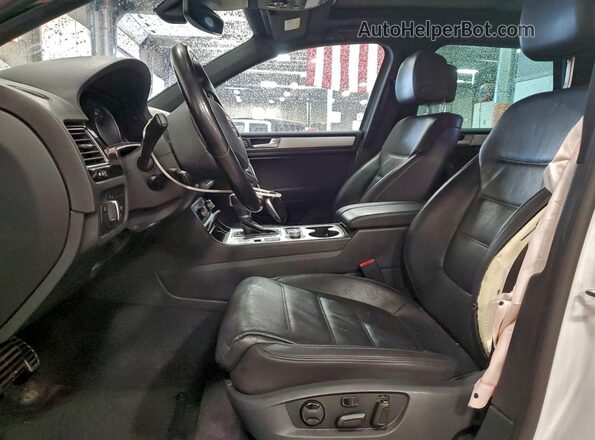 WVGRF7BP8HD006802 2017 VOLKSWAGEN TOUAREG Белый Вид салона спереди