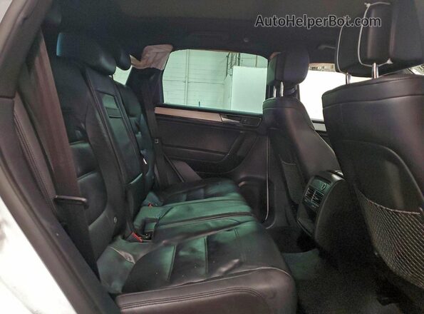 WVGRF7BP8HD006802 2017 VOLKSWAGEN TOUAREG Белый Вид задней части салона