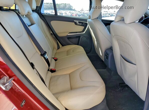 YV140MEK8H1341228 2017 VOLVO V60 Red Vista de los asientos traseros