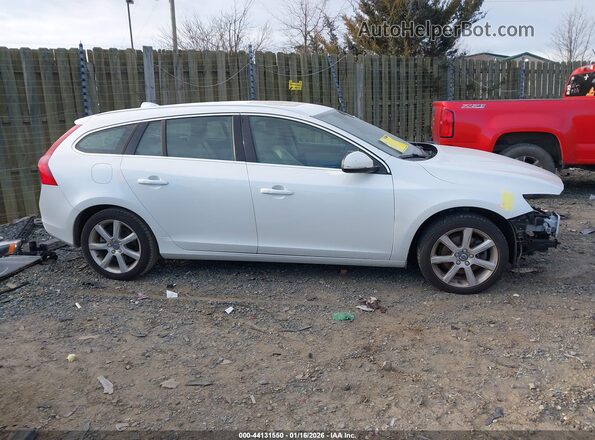 YV140MEM7H1361357 2017 VOLVO V60 White Вид задньої частини салону