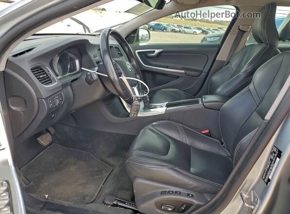 YV140MSLXJ2398219 2018 VOLVO V60 Серебряный Вид салона спереди