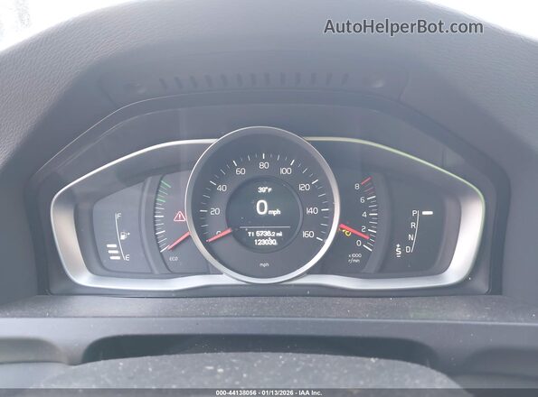 YV140MTL4H2433247 2017 VOLVO S60 Red Widok tylnych siedzeń