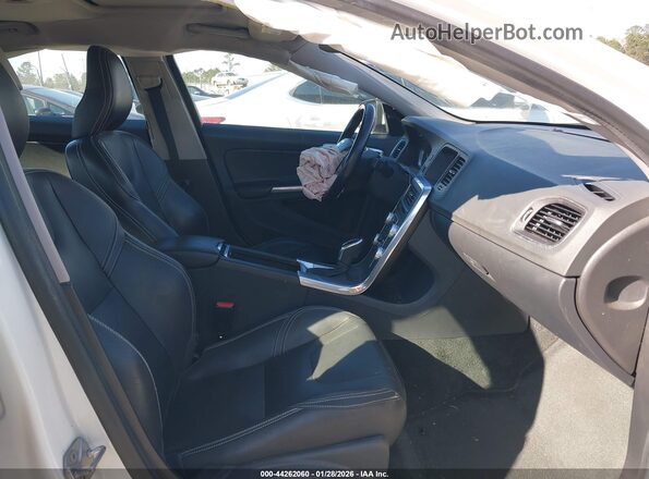 YV140MTL7J2451859 2018 VOLVO S60 Белый Вид салона спереди
