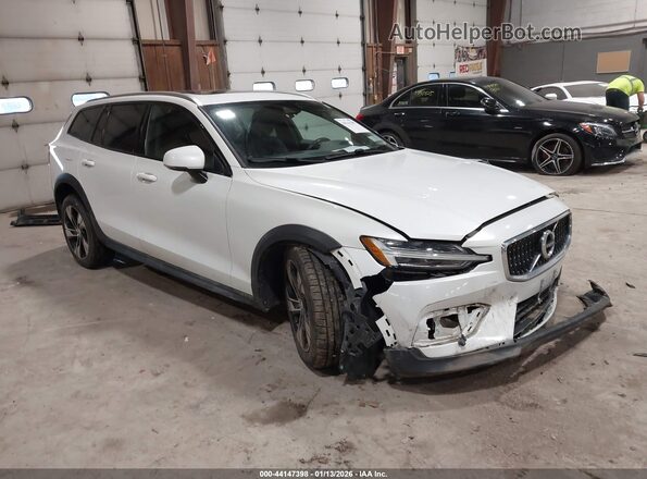 YV4102WK9L1043983 2020 VOLVO V60 CROSS COUNTRY Белый Передняя правая четверть