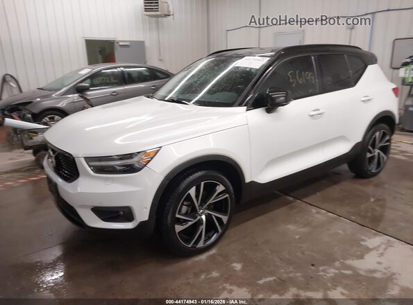 YV4162UM3M2617296 2021 VOLVO XC40 White Vista tres cuartos delantera izquierda