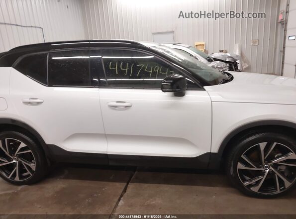 YV4162UM3M2617296 2021 VOLVO XC40 White Vista interior trasera