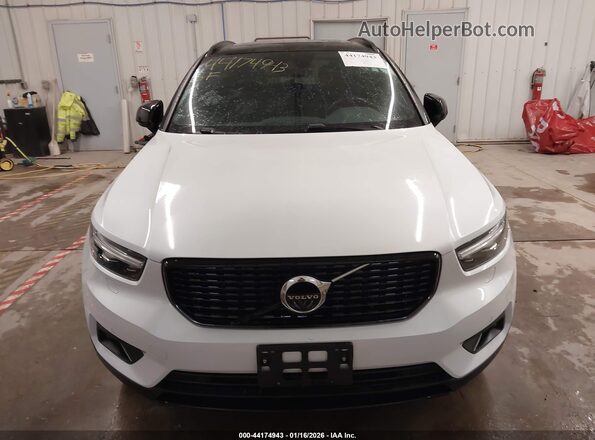 YV4162UM3M2617296 2021 VOLVO XC40 White Vista del cuadro de instrumentos