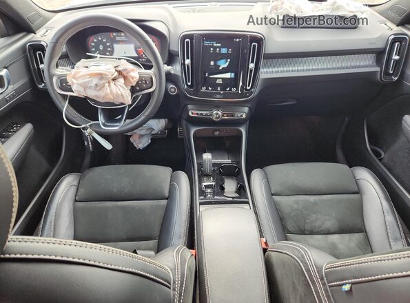 YV4162UM9M2562790 2021 VOLVO XC40 White Dashboard view