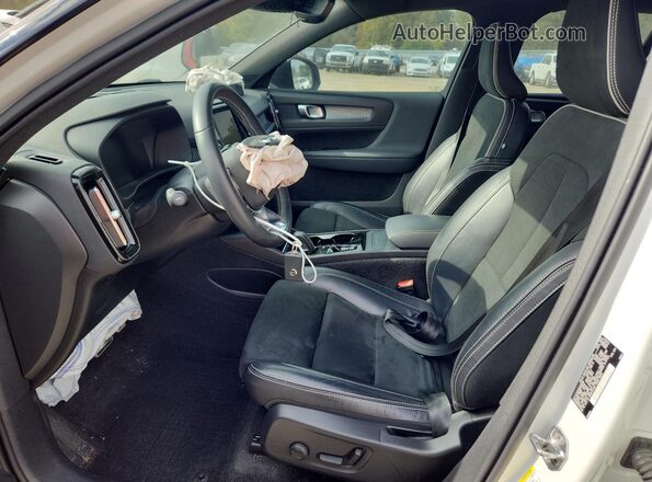 YV4162UM9M2562790 2021 VOLVO XC40 White Front interior view