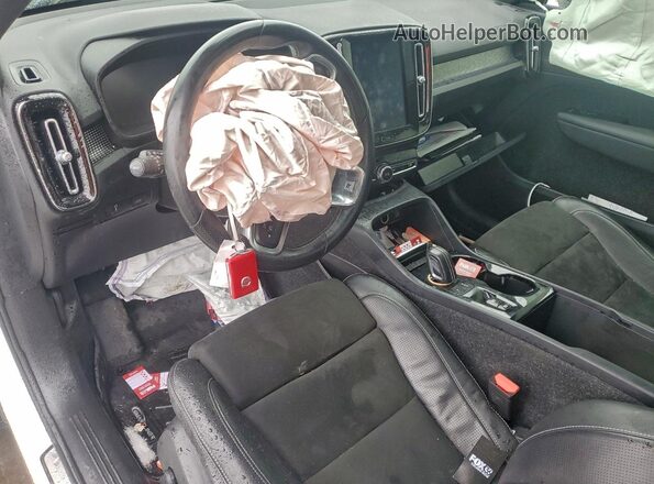 YV4162UMXK2114541 2019 VOLVO XC40 Белый Вид панели приборов