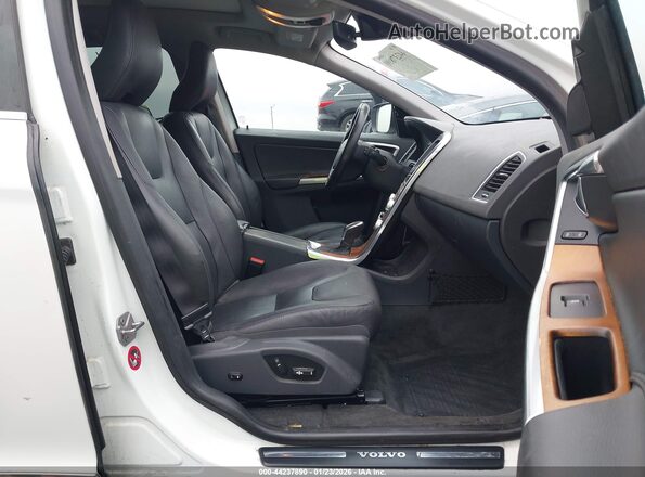 YV449MRU7H2009666 2017 VOLVO XC60 Белый Вид салона спереди