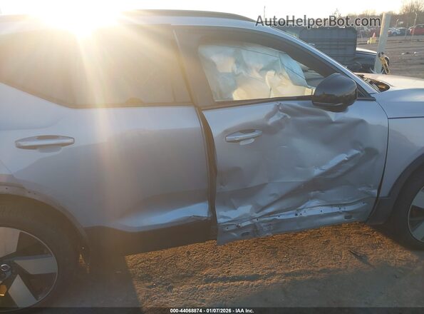 YV4ED3UM3P2075389 2023 VOLVO XC40 RECHARGE PURE ELECTRIC Silver Вид спереду