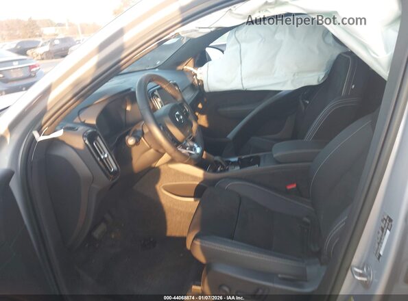 YV4ED3UM3P2075389 2023 VOLVO XC40 RECHARGE PURE ELECTRIC Silver Вид салону спереду