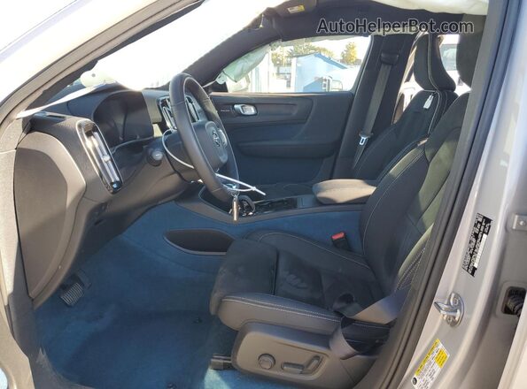 YV4ED3UM9P2948255 2023 VOLVO XC40 Silver Widok wnętrza z przodu