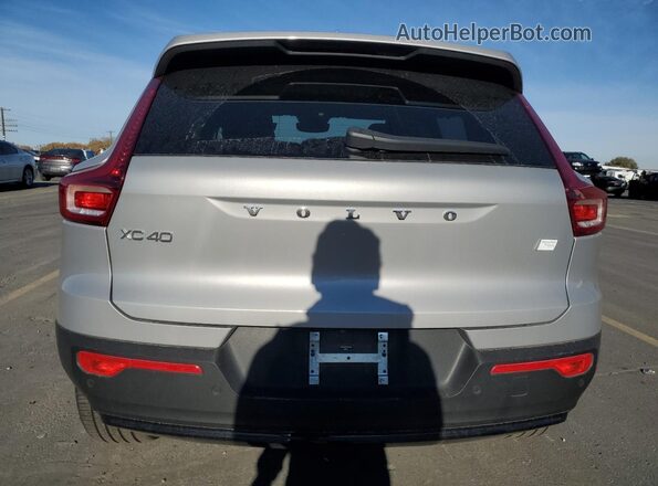YV4ED3UM9P2948255 2023 VOLVO XC40 Silver Widok z tyłu