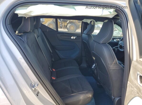 YV4ED3UM9P2948255 2023 VOLVO XC40 Silver Widok wnętrza z tyłu