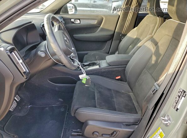 YV4ED3UR6N2711005 2022 VOLVO XC40 Зеленый Вид салона спереди