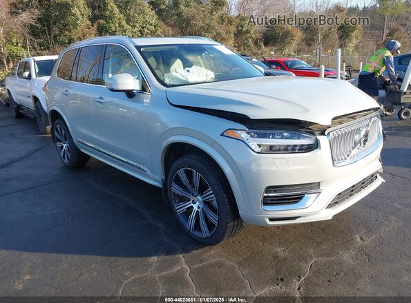 YV4H60CLXN1859411 2022 VOLVO XC90 RECHARGE PLUG-IN HYBRID Бежевый Передняя правая четверть