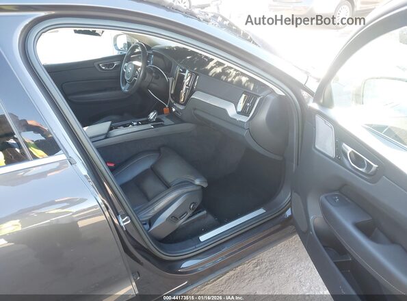 YV4H60DL6N1077203 2022 VOLVO XC60 RECHARGE PLUG-IN HYBRID Серый Вид салона спереди