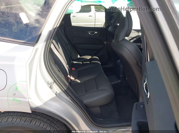 YV4H60DL6R1908690 2024 VOLVO XC60 RECHARGE PLUG-IN HYBRID Silver Widok naklejki z numerem VIN