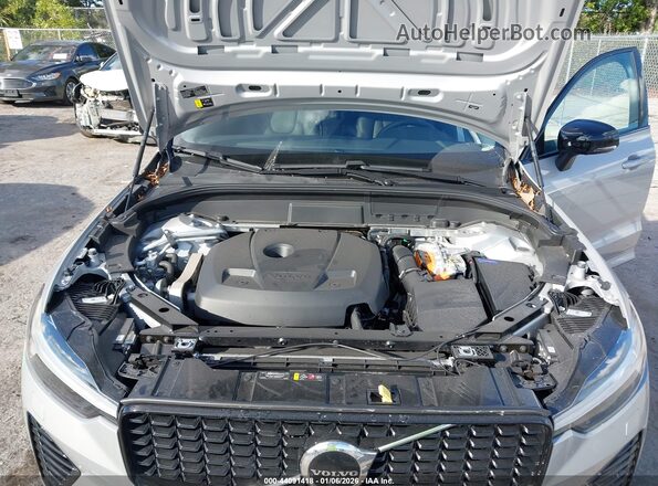 YV4H60DL6R1908690 2024 VOLVO XC60 RECHARGE PLUG-IN HYBRID Silver Widok z tyłu