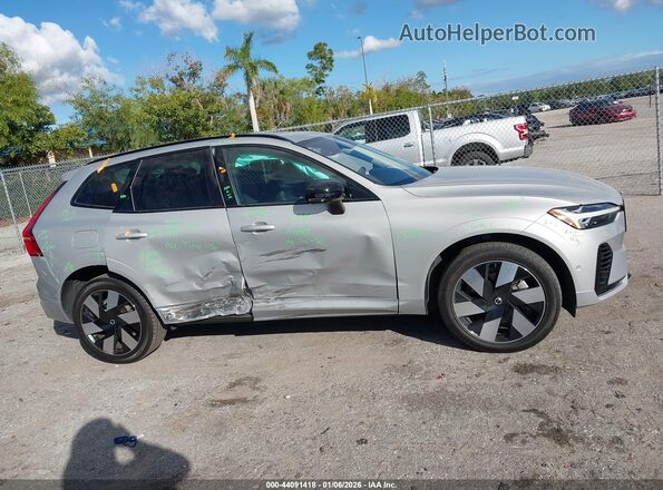 YV4H60DL6R1908690 2024 VOLVO XC60 RECHARGE PLUG-IN HYBRID Silver Widok wnętrza z tyłu