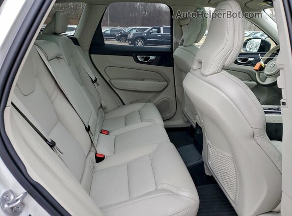 YV4H60RM7S1048810 2025 VOLVO XC60 White Widok wnętrza z tyłu